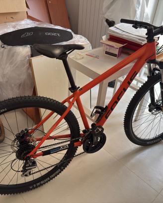 bicicletta MTB Focus M con ammortizzatore