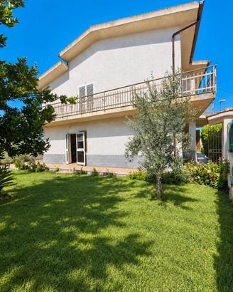 Semindipendente con ampio giardino e terrazza