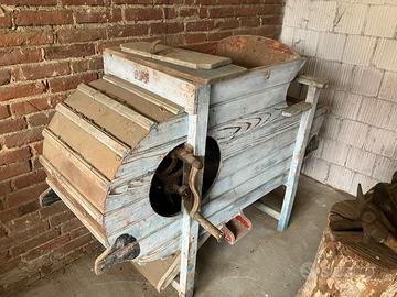 Macchina per battere il grano a mano