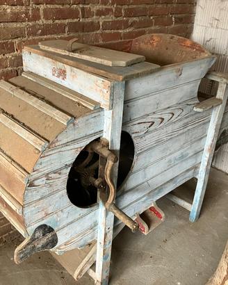 Macchina per battere il grano a mano