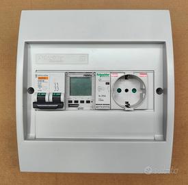 Quadro elettrico con orologio e presa