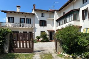 DUE ABITAZIONI IN UNICA CASA CON AMPIO CORTILE