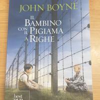 Il bambino con il pigiama a righe