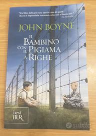 Il bambino con il pigiama a righe