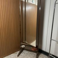 Specchio a figura intera con cornice in legno