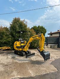 E237 - Escavatore 15 q Komatsu PC15 con pinza