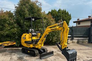 E237 - Escavatore 15 q Komatsu PC15 con pinza
