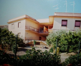 Residence con 5 appartamenti e terreni con Uliveto