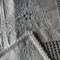 Tovaglia ricamata a mano