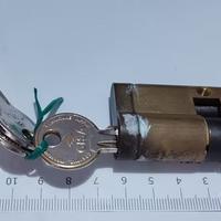 Serratura e cilindro Cisa.