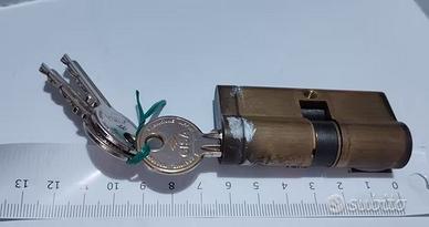 Serratura e cilindro Cisa.