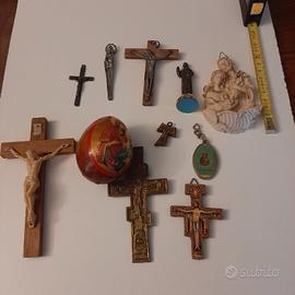 crocefissi e oggetti religiosi