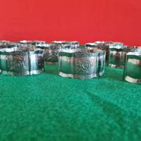 12 anelli portatovaglioli in metallo a 10 euro.