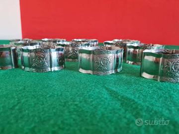 12 anelli portatovaglioli in metallo a 10 euro.