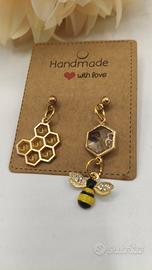 Orecchini pendenti con fiore e ape