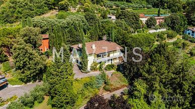 Villa di 937 m² con più di 5 locali e box auto a N