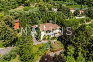 Villa di 937 m² con più di 5 locali e box auto a N