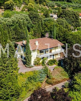 Villa di 937 m² con più di 5 locali e box auto a N