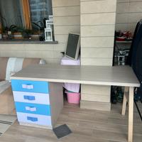 Scrivania con cassettiera