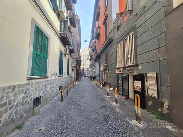 NEGOZIO A NAPOLI