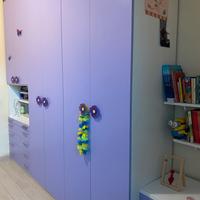 Spazioso armadio bimba con annessa comodina