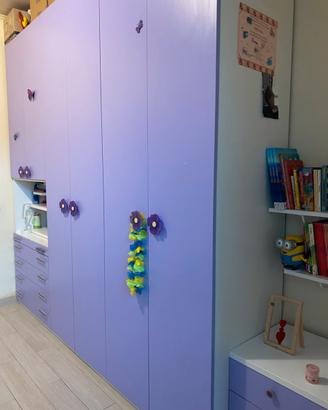 Spazioso armadio bimba con annessa comodina