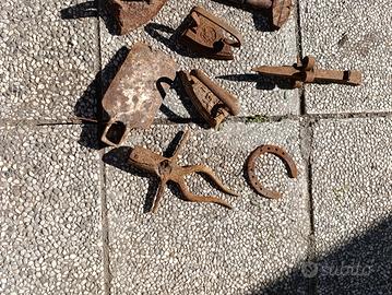 Lotto Oggetti Antichi in Ferro - Ferri da Stiro, F