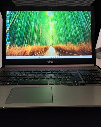 Pc Fujitsu E754 senza batteria + borsa + mouse