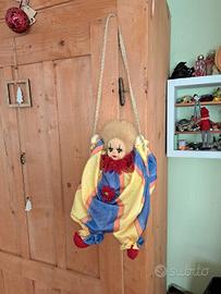 Clown in stoffa in altalena
