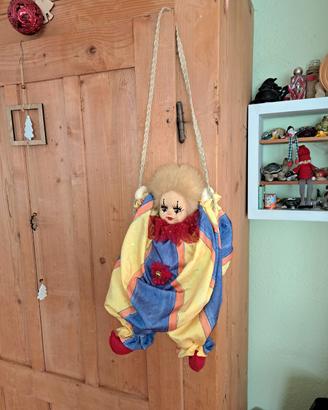 Clown in stoffa in altalena