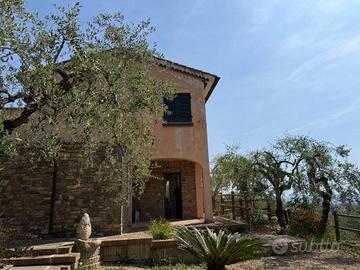 Villa di 200 m² con 5 locali e box auto a Diano Ma