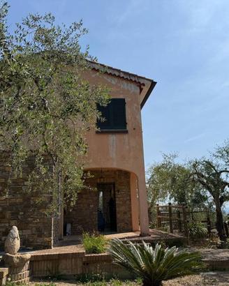 Villa di 200 m² con 5 locali e box auto a Diano Ma