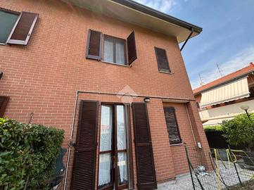 VILLA A SCHIERA A LIMBIATE