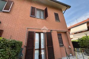 VILLA A SCHIERA A LIMBIATE