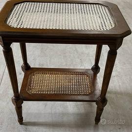 Tavolino da the con ripiani in paglia di vienna