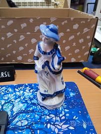 statua in porcellana donna con arpa