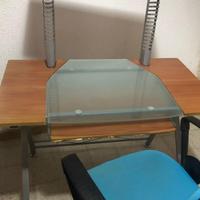 Scrivania per Computer e Sedia da Ufficio Ergonomi