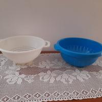 2 scolapasta in plastica bianco e celeste