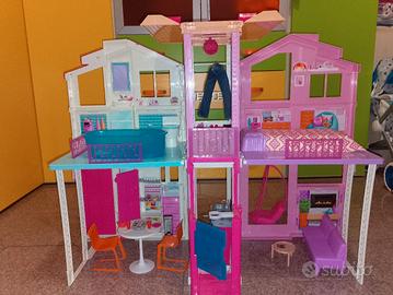 casa delle Barbie con tutti gli accessori 