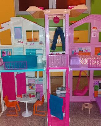 casa delle Barbie con tutti gli accessori 