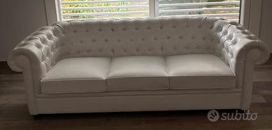 Coppia di divani chesterfield in pelle artigianali