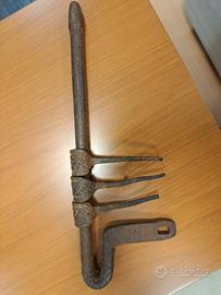 Catenaccio in ferro lavorato a mano