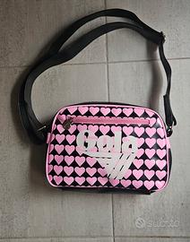 Borsa tracolla GOLA nera cuori rosa