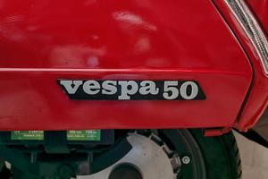 VESPA 50 Piaggio cod. 259393 TARGHETTA LATERALE