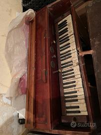 Organo antico a pedali del 1600