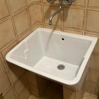 Sanitari in ceramica bianchi con rubinetti