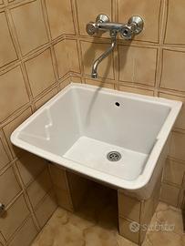 Sanitari in ceramica bianchi con rubinetti