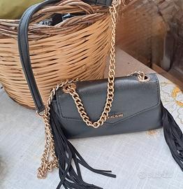  borsetta nera con dettagli a frange 