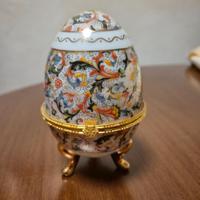 Uovo in porcellana Auguste Laurier – stile Fabergé