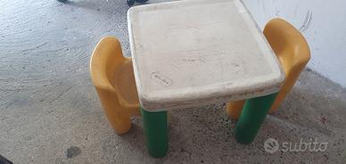 Tavolo con sedie little tikes per bambini.